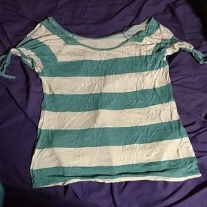 Striped shoulder hole t shit